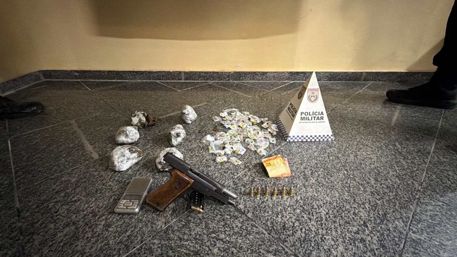 Policiais do 12°BPM apreendem pistola e drogas em Niterói